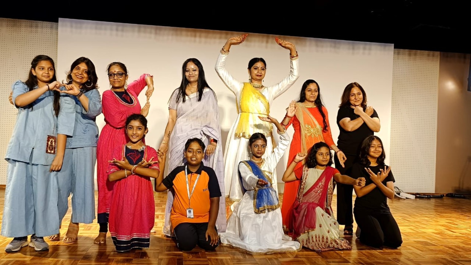 Mamta Gangwal, Shivoham and a group of performers together on stage